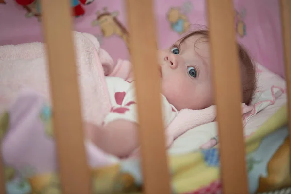 Carino piccolo bambino giocare con le mani e sorridente — Foto Stock