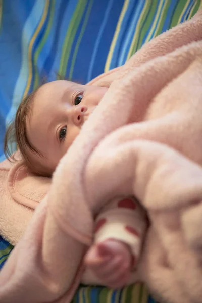 Lindo bebé jugando con las manos y sonriendo — Foto de Stock