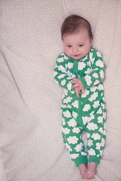 Mignon petit bébé jouer avec les mains et sourire — Photo