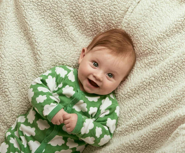 Mignon petit bébé jouer avec les mains et sourire — Photo