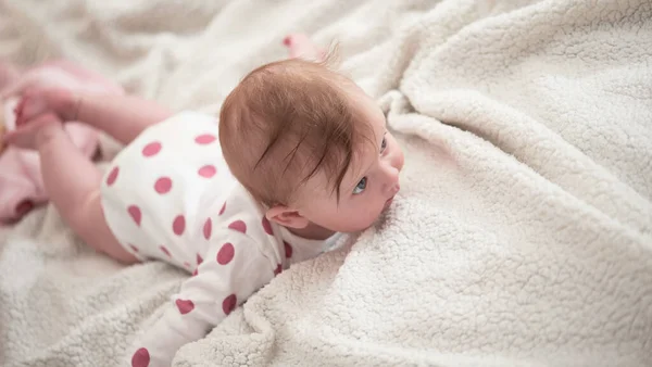 Carino piccolo bambino giocare con le mani e sorridente — Foto Stock