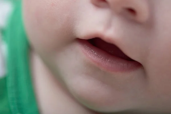 Söt liten bebis leka med händer och leende — Stockfoto