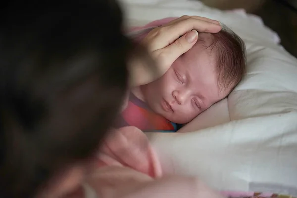 Новорожденный ребенок спит и во сне. — стоковое фото