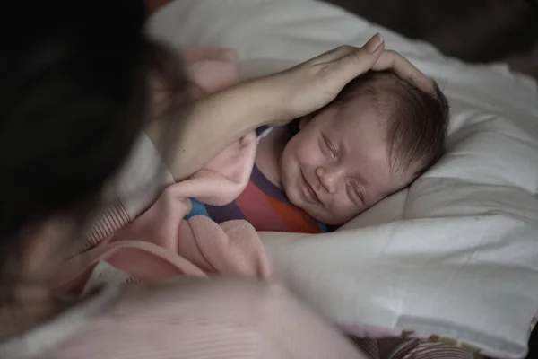 Pasgeboren baby slapen en in dromen grijnzen — Stockfoto