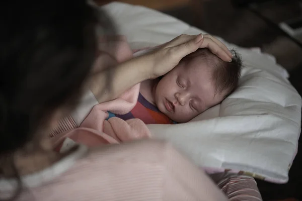 Pasgeboren baby slapen en in dromen grijnzen — Stockfoto