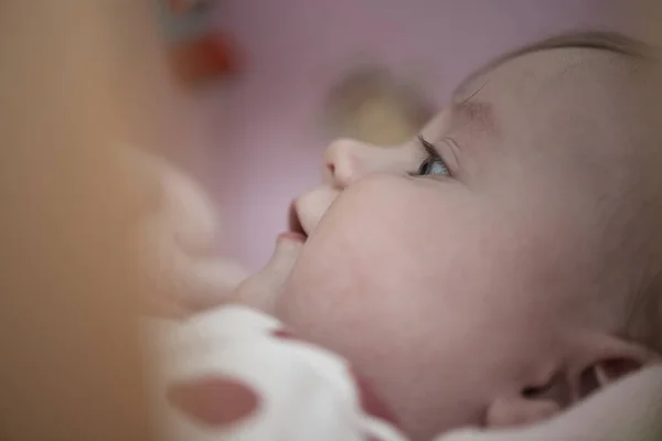 Pequeno bebê bonito brincando com as mãos e sorrindo — Fotografia de Stock