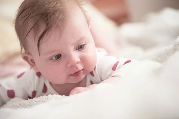 손으로 놀고 웃고 있는 귀여운 아기 — 스톡 사진