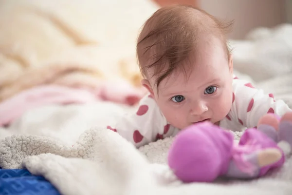 Schattig klein baby spelen met handen en glimlachen — Stockfoto