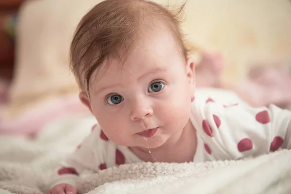 Söt liten bebis leka med händer och leende — Stockfoto