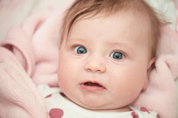 Pequeno bebê bonito brincando com as mãos e sorrindo — Fotografia de Stock