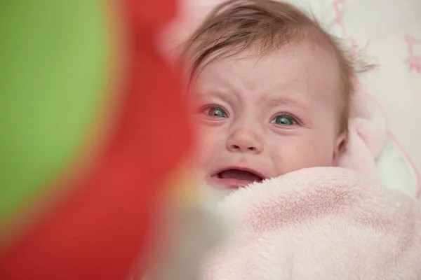 Schattig klein baby spelen met handen en glimlachen — Stockfoto