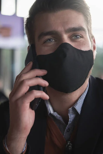 Uomo d'affari indossa coronavirus maschera medica durante l'utilizzo di smartphone — Foto Stock