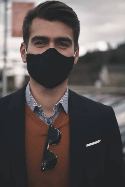 Uomo d'affari con maschera protettiva all'ufficio di lusso — Foto Stock