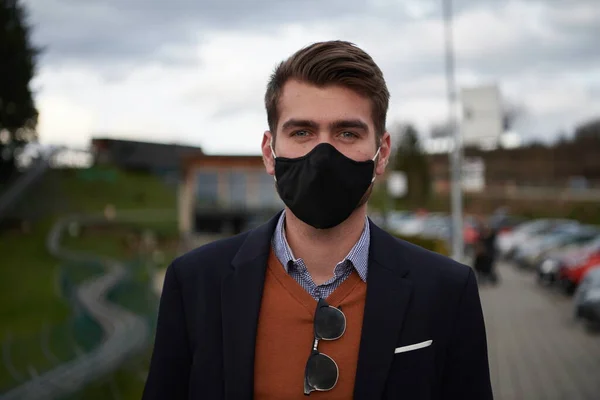 Uomo d'affari con maschera protettiva all'ufficio di lusso — Foto Stock