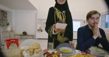 Kurutulmuş tarihi Ramazan iftarında atıştırmalık olarak veren Müslüman aile
