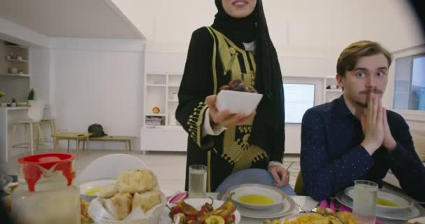 Muslimische Familie isst während des Ramadan-Iftar getrocknete Datteln als Snack — Stockvideo