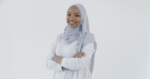 伝統的なイスラム教徒のヒジャーブの服に身を包んだ若いアフリカ人ビジネス女性の肖像画です — ストック動画