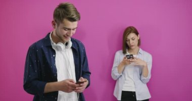 Kıskanç bir kavram, kız arkadaşı telefonda mesajlaşırken erkek arkadaşının telefon kullanması.