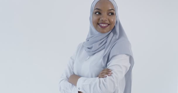 Porträtt av ung afrikansk affärskvinna i traditionella muslimska hijab kläder isolerad på vit bakgrund — Stockvideo
