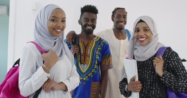 与身穿传统苏丹穆斯林头巾的白人背景女孩站在一起的快乐的非洲学生的集体肖像 — 图库视频影像