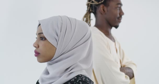 穿着传统伊斯兰服装的非洲夫妇与白种人的肖像 — 图库视频影像