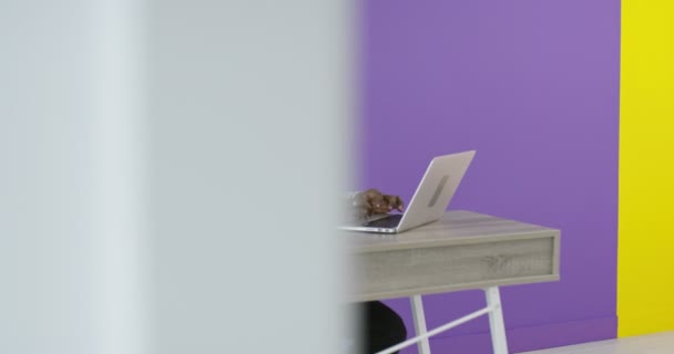 Африканський бізнесмен працює на ноутбуці, сидячи за домашнім офісним столом. — стокове відео
