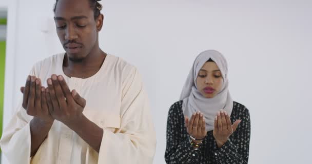 Африканская мусульманская пара дома в Рамадане Молитва традиционной Фатиха Богу во время ношения традиционной одежды Судана в студии — стоковое видео