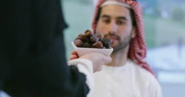 Kurutulmuş tarihi Ramazan iftarında atıştırmalık olarak veren Müslüman aile