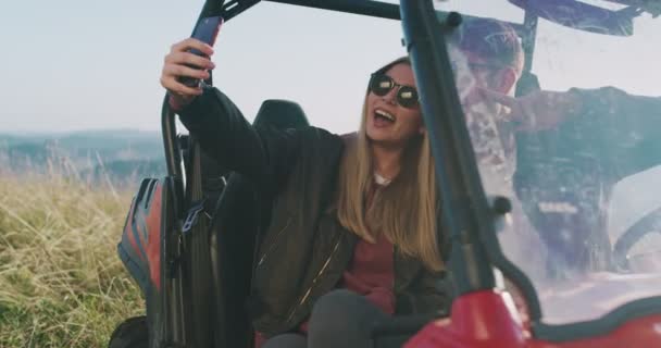 Jóvenes amigos divirtiéndose al sol de la mañana, hipsters en busca de aventura — Vídeos de Stock
