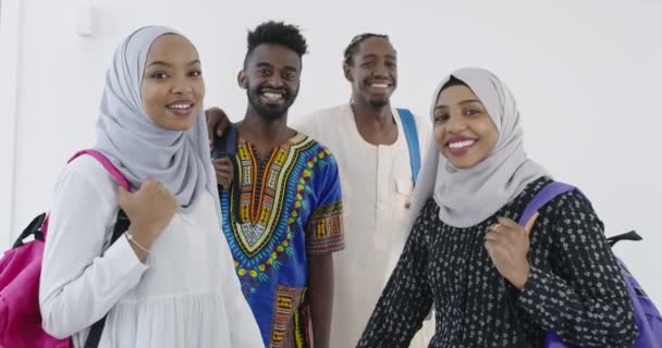 与身穿传统苏丹穆斯林头巾的白人背景女孩站在一起的快乐的非洲学生的集体肖像 — 图库视频影像