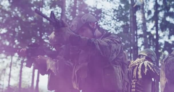 Silhouette des voll ausgerüsteten Soldaten, der sich durch den verrauchten Wald bewegt. Militärische Maßnahmen — Stockvideo