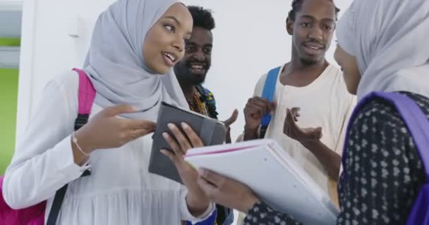 Afrikanska studenter i traditionella kläder hyvla och förbereda sig för verksamhet vid universitetet — Stockvideo