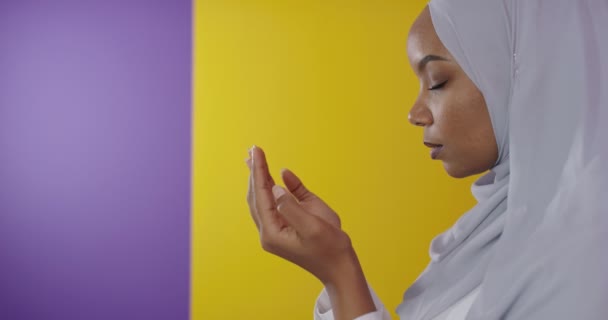 Moderne afrikanische Muslimin betet traditionell zu Gott, hält die Hände in Gebetsgesten, trägt traditionelle weiße Kleidung — Stockvideo