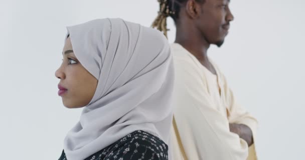 穿着传统伊斯兰服装的非洲夫妇与白种人的肖像 — 图库视频影像