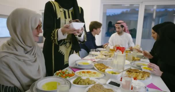 Kurutulmuş tarihi Ramazan iftarında atıştırmalık olarak veren Müslüman aile — Stok video