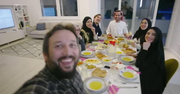 Familia musulmana de Eid Mubarak cenando con Iftar tomando fotos con teléfono móvil mientras come comida tradicional durante el mes de fiesta del Ramadán en casa — Vídeos de Stock