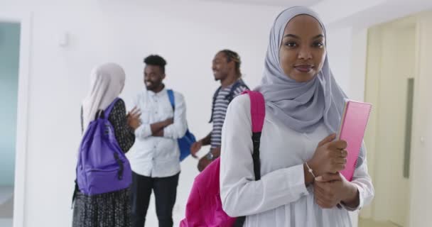 Africká studentka se skupinou přátel v pozadí na sobě tradiční islámské hidžáb oblečení — Stock video