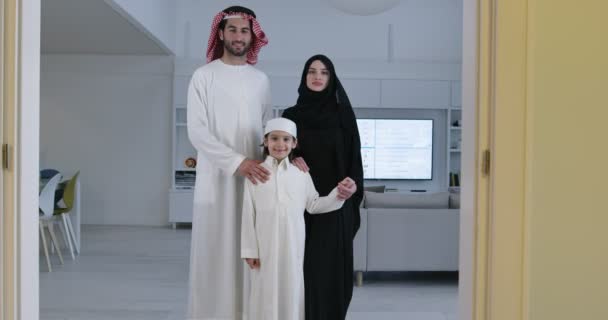Νεαρή αραβική οικογένεια με παιδί στο σύγχρονο σπίτι κατά τη διάρκεια του Ραμαζανιού — Αρχείο Βίντεο