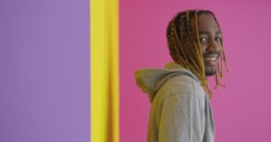 Renkli arka planda genç Afro-Amerikan erkek portresi
