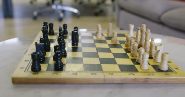 Деревянные шахматные фигуры на шахматной доске — стоковое видео