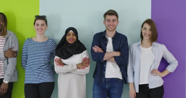 Разнообразие Студенты Друзья Концепция счастья, группа студентов, смотрящих в камеру через цветной backgorund — стоковое видео