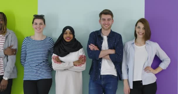 Diversità Studenti Amici Felicità Concetto, gruppo di studenti guardando la fotocamera sopra sfondo a colori — Video Stock