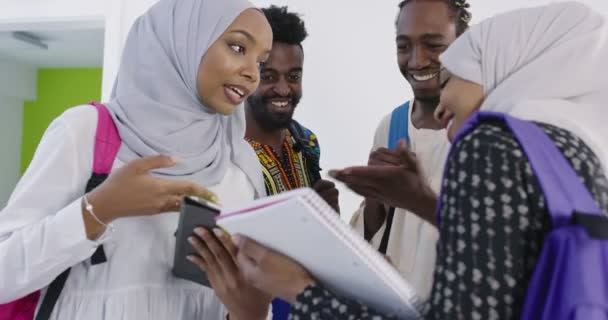 Afrikanska studenter i traditionella kläder hyvla och förbereda sig för verksamhet vid universitetet — Stockvideo