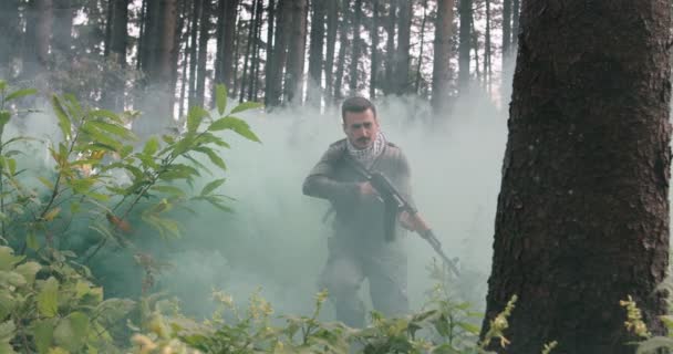 Teroristé tekoucí hustý les s kouřem nebo oparem v pozadí, teroristé v nebezpečné akci v zakouřeném lese — Stock video