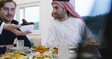 Kurutulmuş tarihi Ramazan iftarında atıştırmalık olarak veren Müslüman aile