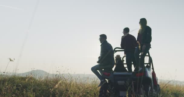 Junge Hipster-Freunde amüsieren sich in der Morgensonne, Hipster suchen das Abenteuer — Stockvideo