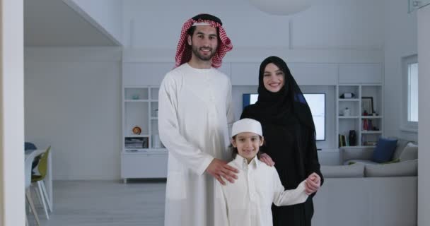 Jonge Arabische familie met kind in modern huis tijdens de Ramadan — Stockvideo