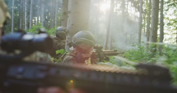 Militaire operatie in actie overdag uitvoeren van aanval en in formatie door dichte bos — Stockvideo