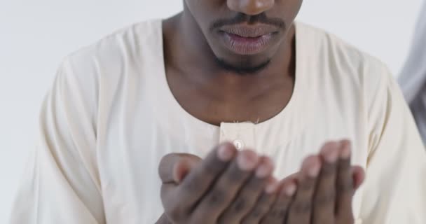 Pareja musulmana africana en casa en ramadán haciendo oración tradicional de Fátima a Alá mientras usa una ropa de moda tradicional de Sudán en el estudio — Vídeos de Stock
