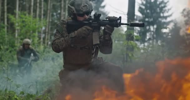 特殊部隊の兵士が行動中。エリートチームは森の中で火と煙を通って移動します — ストック動画